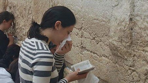 热门成人作品《会喷水的亲姐姐》引发关注，剧情与尺度引爆讨论